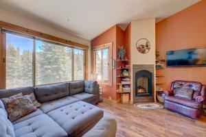 uma sala de estar com um sofá e uma lareira em Make Way for the Mountains em Truckee
