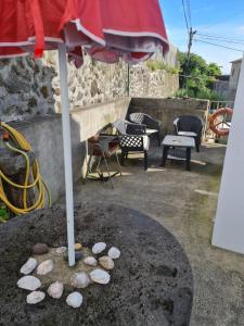 un grupo de rocas en el suelo bajo un paraguas en Casa da Cruz, en Santa Cruz das Flores