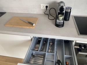 um balcão de cozinha com uma gaveta com utensílios em Urban Lifestyle em Viena