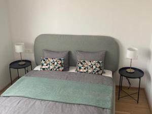 um quarto com uma cama verde e duas mesas em Urban Lifestyle em Viena