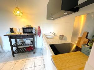 una cocina con fregadero y microondas en La Suite Frida, Cosy & Quiet, en Beauvais 18 fotos más