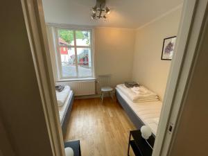 1 dormitorio con 2 camas y ventana en Fint, gratis parkering, med 20 min till Göteborg C en Kungälv