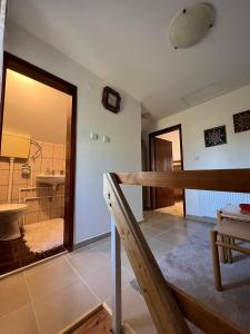vista su un bagno con vasca e lavandino di Valentina Vikendica Divcibare a Divčibare