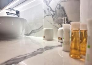 un baño con lavabo y 4 botellas en una encimera en Dream Home Veria, en Veria