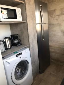 een keuken met een koelkast en een wasmachine bij Esmeralda in Buenos Aires
