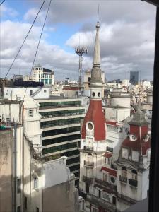 een uitzicht op een stad met een gebouw met een toren bij Esmeralda in Buenos Aires