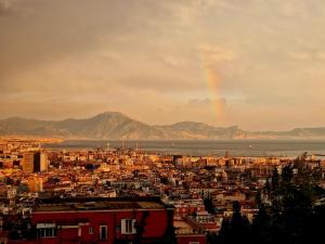 Eine Stadt mit Regenbogen am Himmel in der Unterkunft B&B La Veduta in Neapel