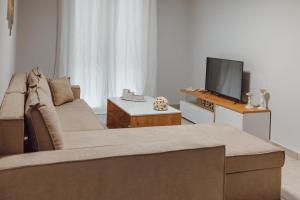 TV a/nebo společenská místnost v ubytování THALASSA ALMYROS APARTMENTS