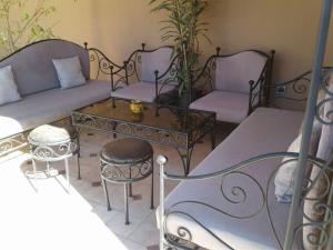 een woonkamer met 2 stoelen en een tafel bij RIAD N° 16 in Marrakesh