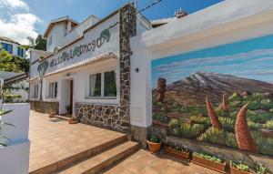 ein Wandbild an der Seite eines Gebäudes in der Unterkunft Residencial Vista Panoramica in Santa Úrsula