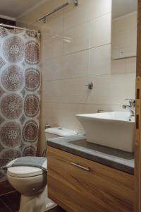 łazienka z umywalką, toaletą i wanną w obiekcie THALASSA ALMYROS APARTMENTS w mieście Almirón +37 zdjęć