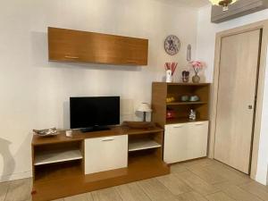 salon z telewizorem na drewnianym biurku w obiekcie Aury & Ester Casa Vacanze w mieście Crema
