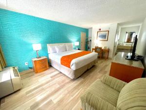 Habitación de hotel con cama y sofá en Howard Johnson by Wyndham Galloway Atlantic City Area, en Absecon