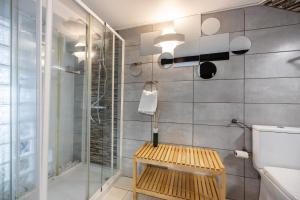 łazienka z prysznicem i drewnianą ławką w obiekcie Townhouse N7 - Albufeira w Albufeirze