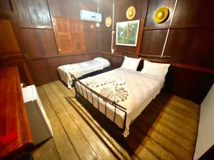 um quarto com uma cama num barco em Amazonia Jungle Hotel em Iranduba