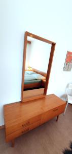 uno specchio seduto sopra un comò di legno di Zweizimmer-Wohnung mit Parkgarage a Naturno