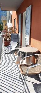 un patio con tavolo e sedie sul balcone. di Zweizimmer-Wohnung mit Parkgarage a Naturno