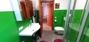 Ein Badezimmer in der Unterkunft Zweizimmer-Wohnung mit Parkgarage