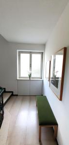 a living room with a green ottoman and a window at Zweizimmer-Wohnung mit Parkgarage in Naturno