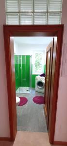 Zweizimmer-Wohnung mit Parkgarage的一间浴室