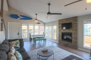 Posezení v ubytování Come Stay - and Sail Away - at this Lovely Canal Home