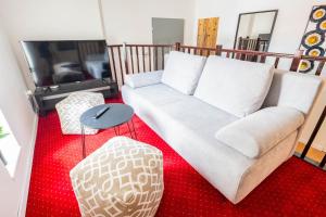 sala de estar con sofá blanco y alfombra roja en HighNest apartments, en Bratislava