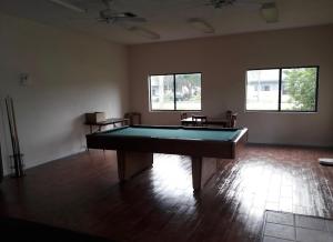 שולחן ביליארד ב-NEW Fort Myers Beach RV Resort 2 Bedroom 1 Bath
