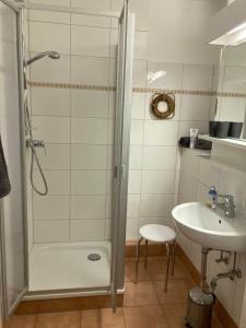 ein Bad mit einer Dusche und einem Waschbecken in der Unterkunft Frische Brise 06.04 in Cuxhaven