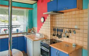 a kitchen with blue and red walls and a sink at Amazing Home In Kolczewo With Sauna in Kołczewo