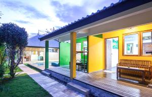 een huis met een houten terras met een bank bij Blue Coco in Keramas