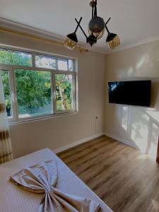 A television and/or entertainment centre at Serenity Apartament