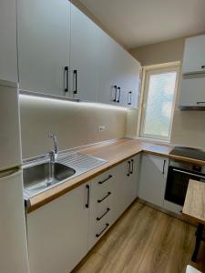 A kitchen or kitchenette at Serenity Apartament