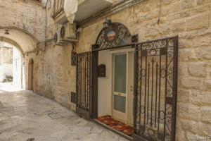 een toegang tot een gebouw met een smeedijzeren poort bij Terra e Marte casa vacanza in Bari