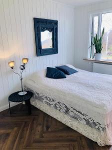 Postel nebo postele na pokoji v ubytování Enchanting country home with backyard hotspring