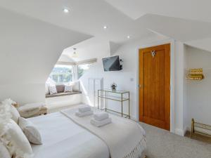 biała sypialnia z dużym łóżkiem i oknem w obiekcie Queen Elizabeth Suite w mieście Stanhope