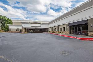 ein leerer Parkplatz vor einem Gebäude in der Unterkunft Best Western Plus Clemson Hotel & Conference Center in Clemson