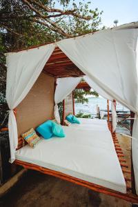 Posto letto in tenda accanto all'acqua di El Búho Lagoon Bacalar a Bacalar