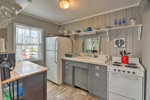 una cucina con piano cottura e frigorifero bianco di Millsboro Cottage with Deck and Indian River Bay Views a Millsboro