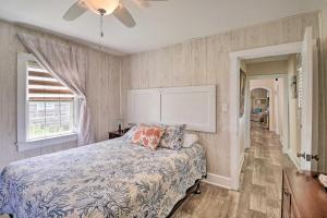 1 dormitorio con 1 cama y ventilador de techo en Millsboro Cottage with Deck and Indian River Bay Views en Millsboro