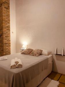 a bedroom with a bed with two towels on it at Maui Suítes e Chalés in Arraial d'Ajuda