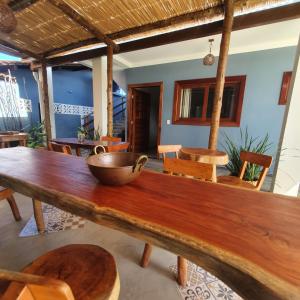 聖米格爾－杜斯米拉格里斯的住宿－Pousada La Vita，木桌,上面有碗