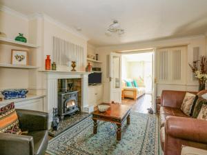 salon z kominkiem i kanapą w obiekcie Cameron's Cottage w mieście Swaffham