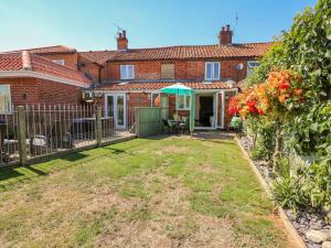 - Vistas a una casa con patio en Cameron's Cottage en Swaffham