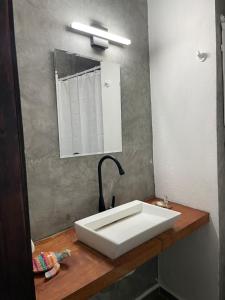 Un baño de Hotel Lunazul In Costa Esmeralda