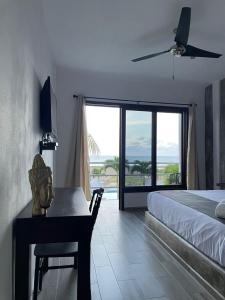 um quarto com uma cama e uma secretária com vista em Lunazul Hotel By Rotamundos em La Vigueta