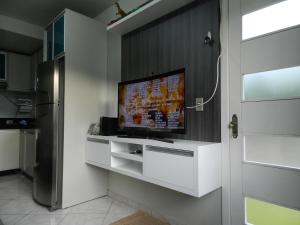 a living room with a tv on a wall at Sobrado completo em Caxias do Sul in Caxias do Sul