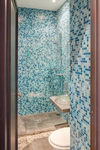 パリにあるZE ホテルのバスルーム(トイレ、青いタイル張りのシャワー付)