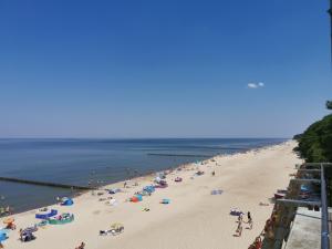 plaża z mnóstwem ludzi i ocean w obiekcie Willa Daniela w Rewalu