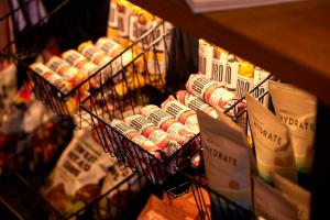 Supermarket nebo jiné obchody v  hotelu nebo okolí