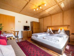 ein Schlafzimmer mit einem Bett, einem Tisch und einem Sofa in der Unterkunft Panorama I in Mayrhofen